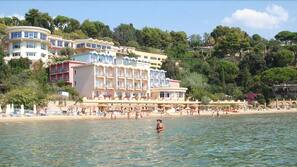 Spiaggia privata, sabbia bianca, cabine da spiaggia gratuite