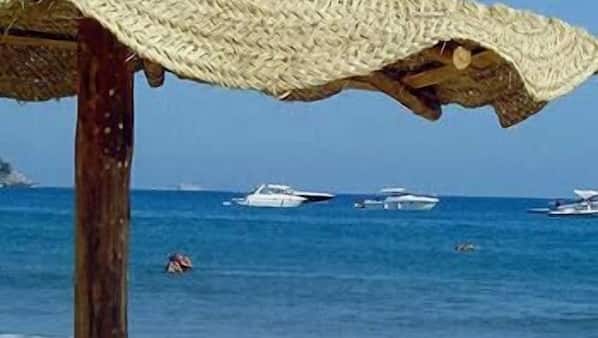 Spiaggia privata, sabbia bianca, cabine da spiaggia gratuite