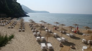 Spiaggia privata, cabine da spiaggia gratuite, lettini da mare