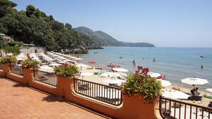 Spiaggia privata, sabbia bianca, cabine da spiaggia gratuite