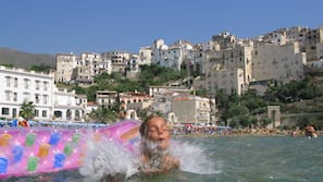 Spiaggia privata, lettini da mare, ombrelloni