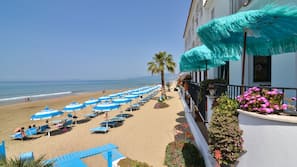 Spiaggia privata, lettini da mare, ombrelloni