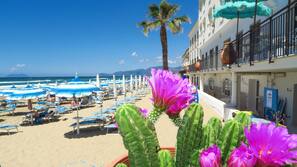Spiaggia privata, lettini da mare, ombrelloni