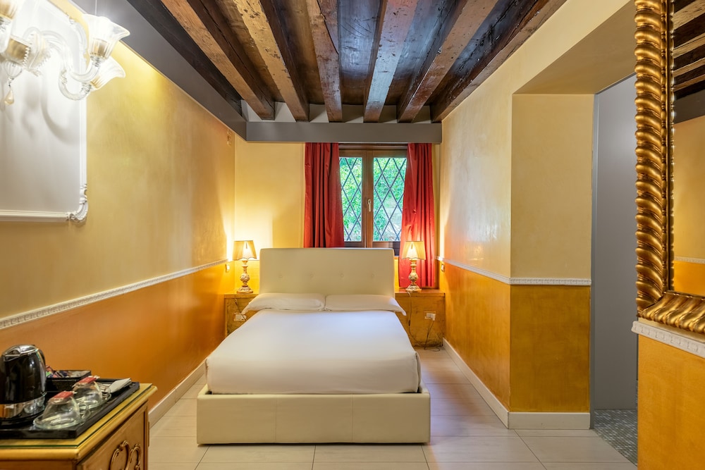 Il sogno di Giulietta e Romeo in Venice | Best Rates & Deals on Orbitz