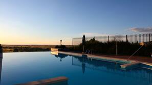 Una piscina cubierta, una piscina al aire libre
