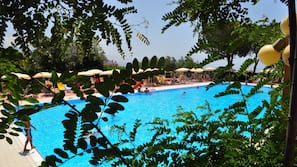 Piscina all'aperto, una piscina con cascata, ombrelloni da piscina