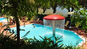 Piscina all'aperto, una piscina con cascata, ombrelloni da piscina
