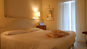 In-room safe, desk, free WiFi