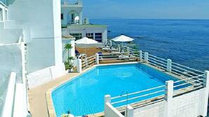 Piscine extérieure (ouverte en saison)