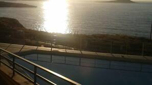 Piscina stagionale all'aperto, lettini
