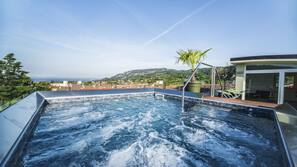 Outdoor spa bath