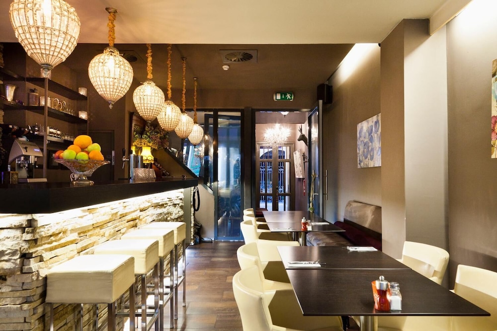 Photo - Hotel Diamonds and Pearls