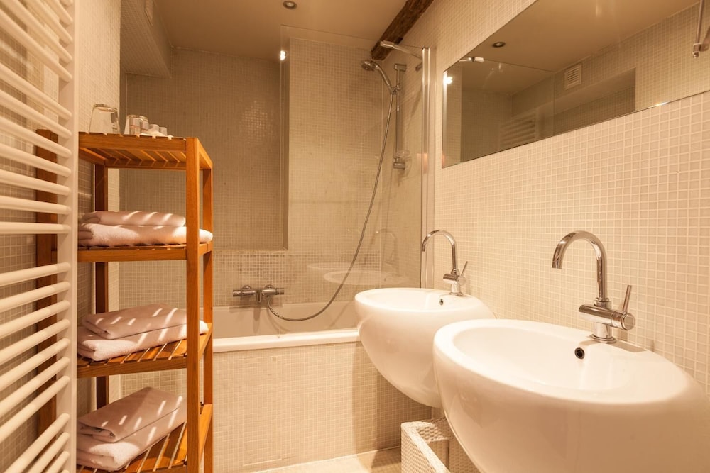 Photo - Hotel Diamonds and Pearls