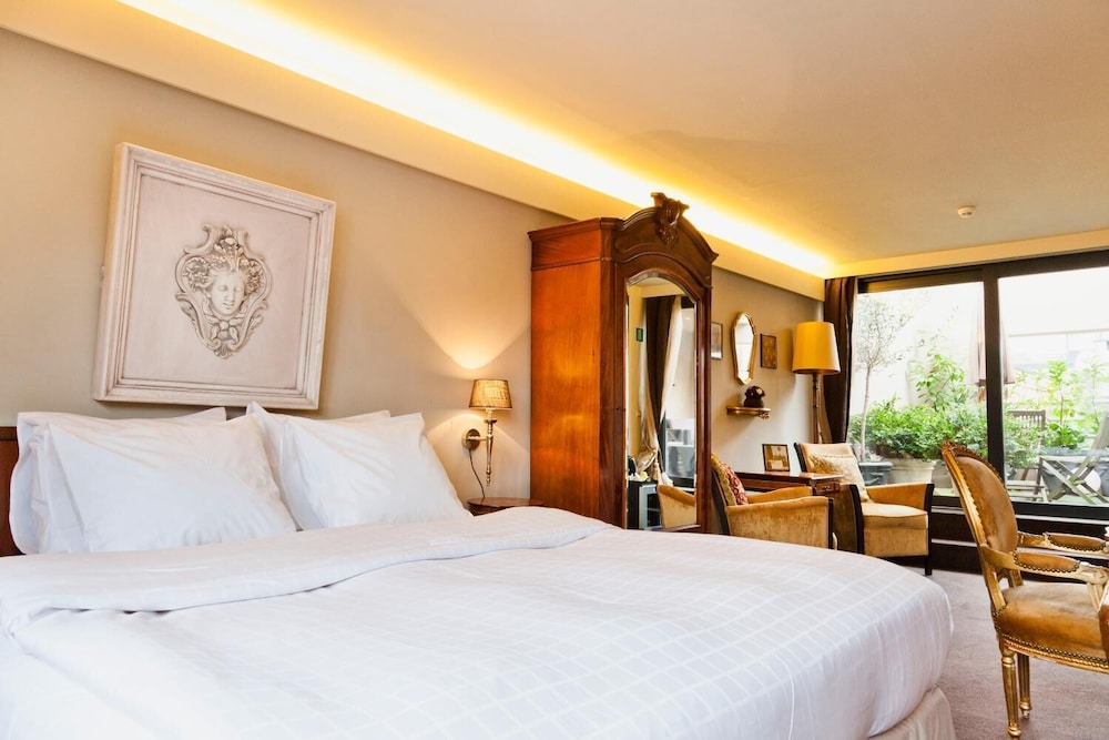 Photo - Hotel Diamonds and Pearls