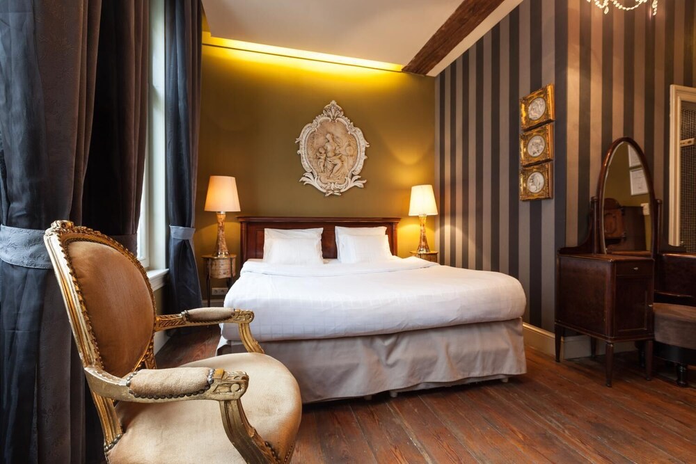 Photo - Hotel Diamonds and Pearls