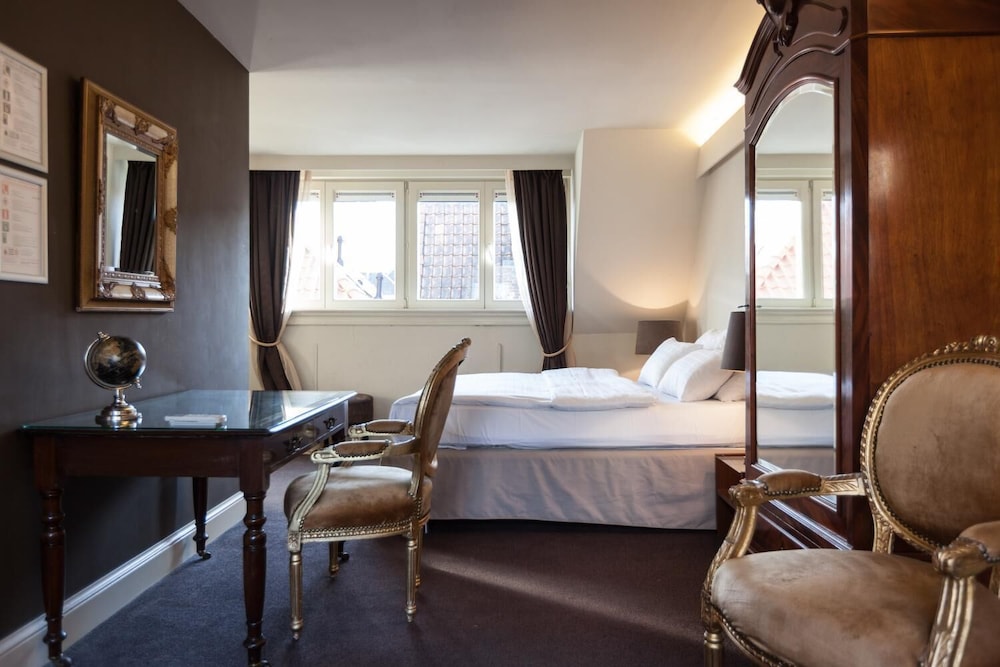 Photo - Hotel Diamonds and Pearls