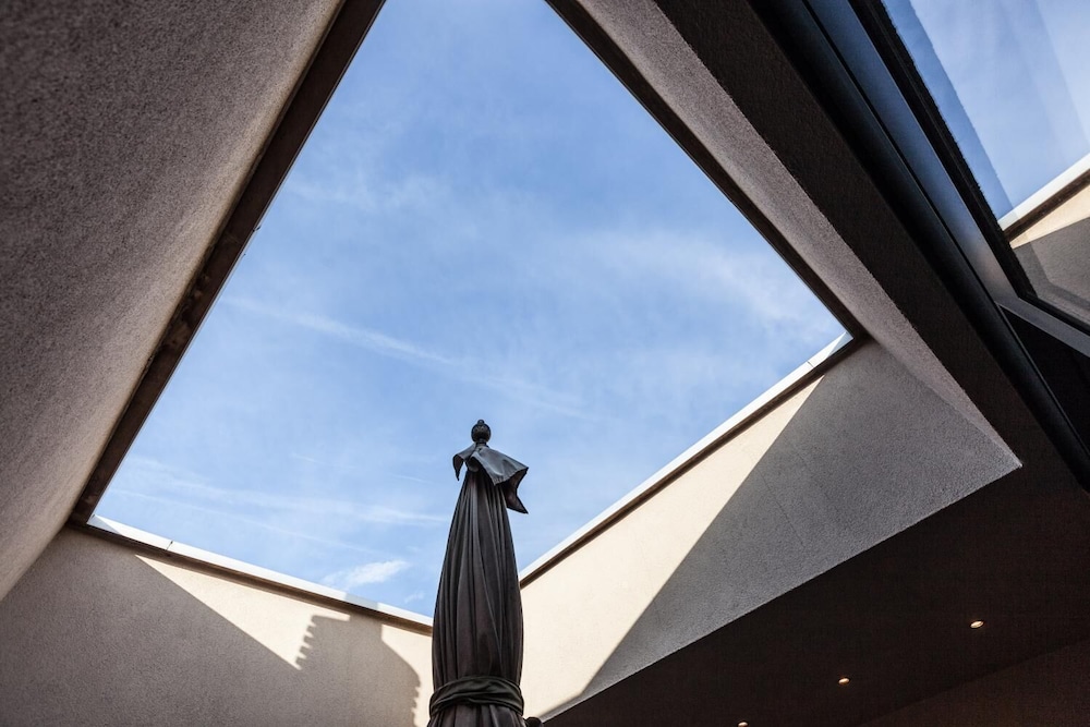 Photo - Hotel Diamonds and Pearls