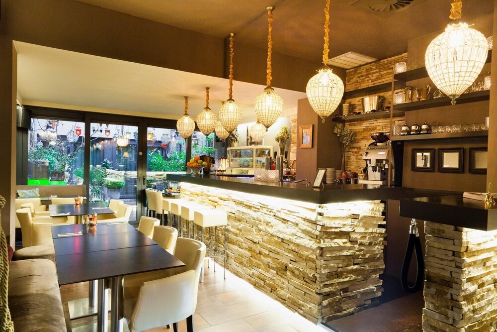 Photo - Hotel Diamonds and Pearls