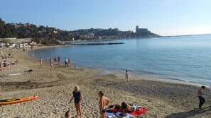 Una spiaggia nelle vicinanze