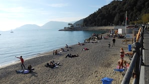 Una spiaggia nelle vicinanze