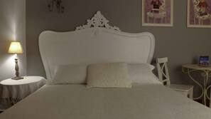 Minibar, una scrivania, culle/letti per bambini (gratuiti)