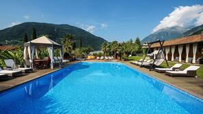 2 piscine all'aperto, ombrelloni da piscina, lettini