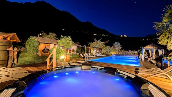 2 piscine all'aperto, ombrelloni da piscina, lettini
