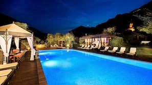 2 piscine all'aperto, ombrelloni da piscina, lettini
