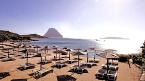 Am Strand, Cabañas (gegen Gebühr), Liegestühle, Sonnenschirme