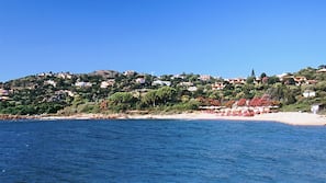 Am Strand, Cabañas (gegen Gebühr), Liegestühle, Sonnenschirme