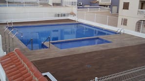 Una piscina al aire libre de temporada