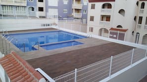 Una piscina al aire libre de temporada