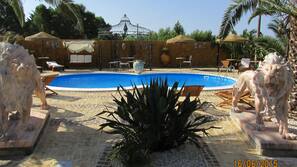 Piscina stagionale all'aperto, ombrelloni da piscina, lettini