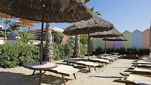 Privatstrand, Cabañas (gegen Gebühr), Liegestühle, Sonnenschirme