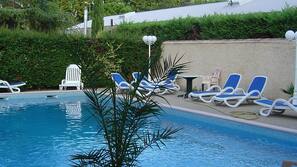 Piscine extérieure (ouverte en saison), chaises longues