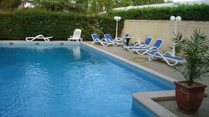 Piscine extérieure (ouverte en saison), chaises longues