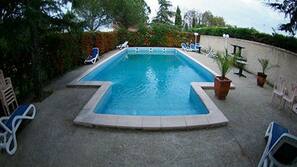 Piscine extérieure (ouverte en saison), chaises longues