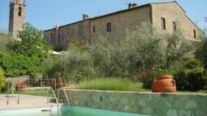 Piscina stagionale all'aperto, ombrelloni da piscina, lettini