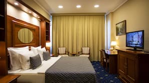 Minibar, in-room safe, desk, iron/ironing board