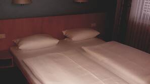 Schreibtisch, Bügeleisen/Bügelbrett, kostenpflichtige Babybetten
