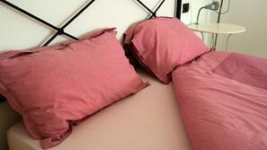 Una scrivania, ferro/asse da stiro, culle/letti per bambini (gratuiti)