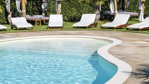 2 piscines extérieures, piscine avec cascade, chaises longues
