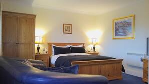 Egyptian cotton sheets, desk, free WiFi