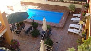 Una piscina al aire libre de temporada
