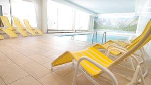 Piscine couverte, chaises longues