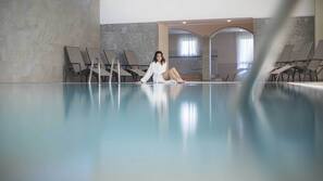 Piscine couverte, chaises longues
