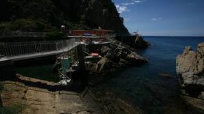 Privat strand, solstolar, parasoller och strandhanddukar