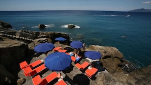 Privat strand, solstolar, parasoller och strandhanddukar