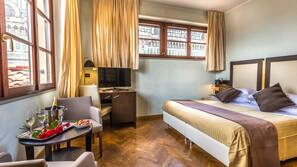 Copriletto in piuma, minibar, una cassaforte in camera, una scrivania