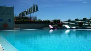 Piscina coperta, piscina stagionale all'aperto, ombrelloni da piscina